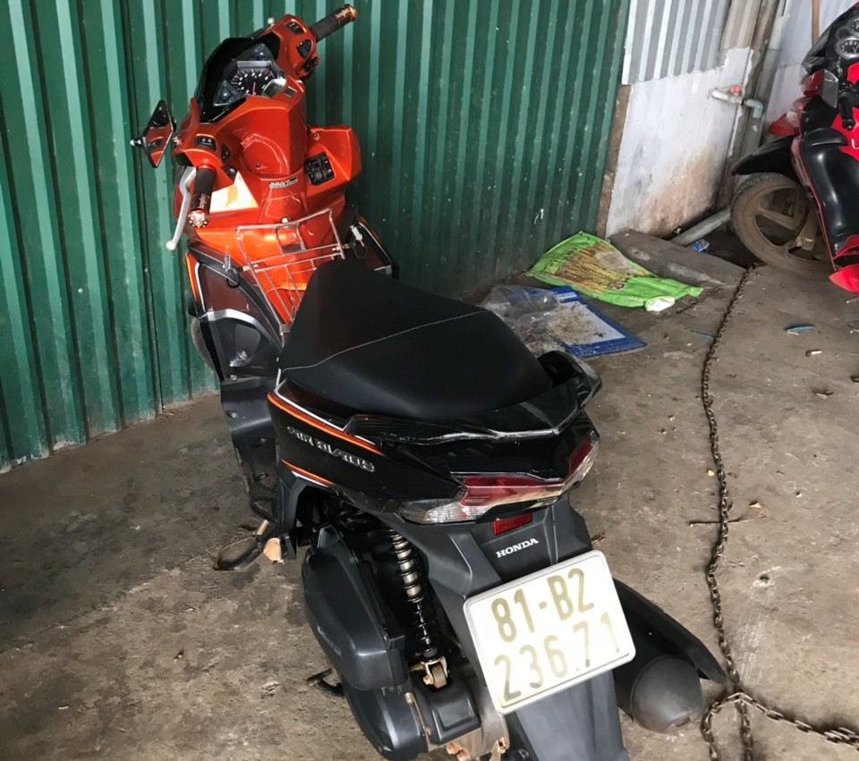 Giữ người chạy quá tốc độ, lòi ra đối tượng truy nã - Ảnh 2.