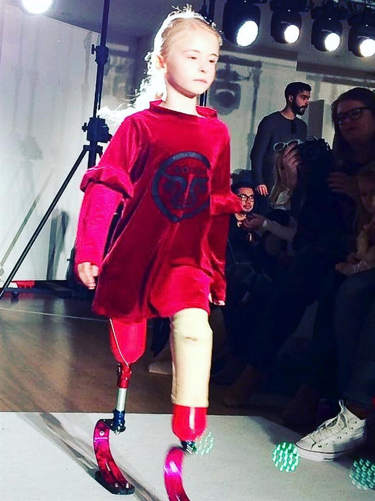 Mẫu nhí không chân làm nên lịch sử trên sàn catwalk - Ảnh 7.