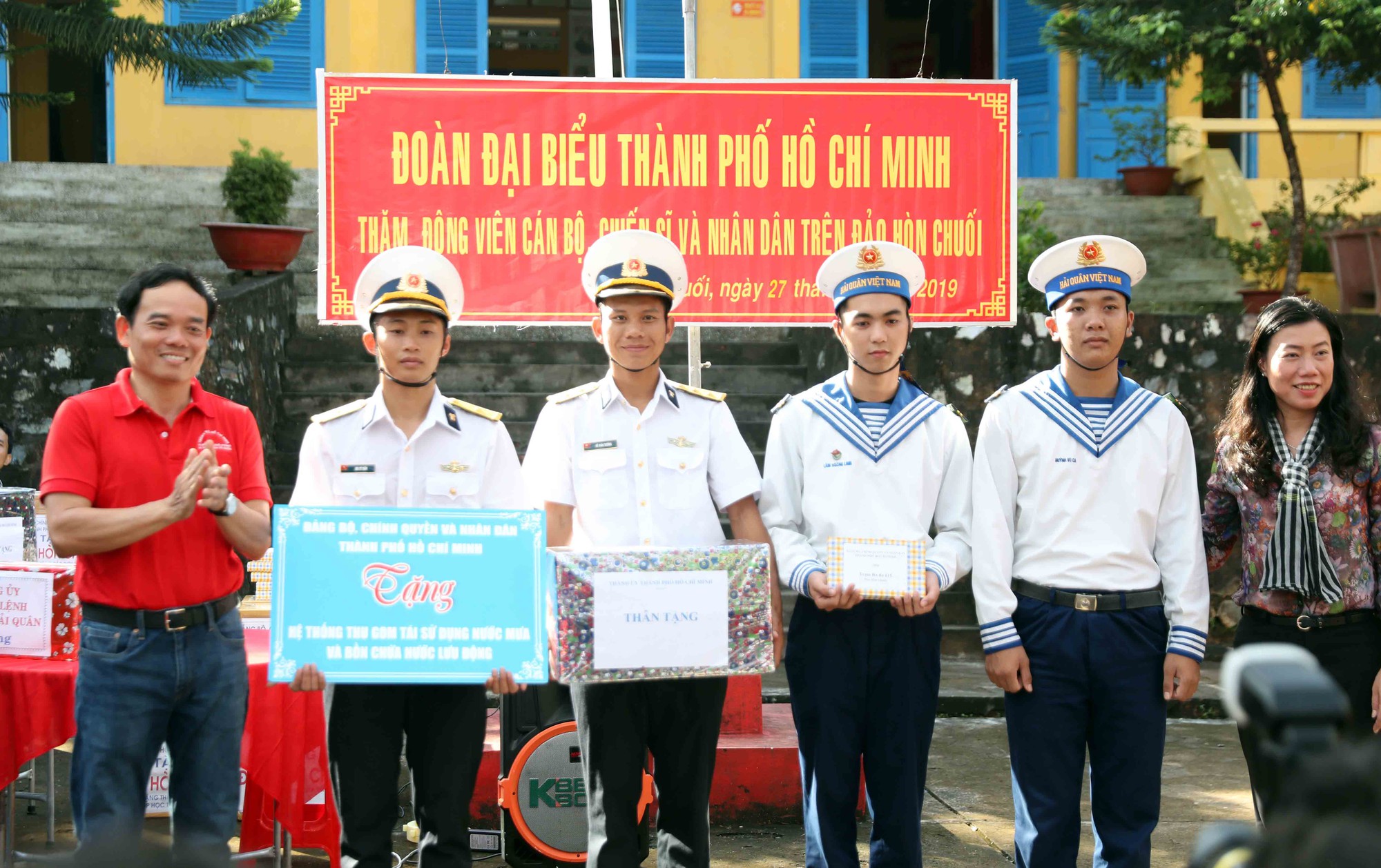 TP HCM tặng hệ thống lọc nước, xe m&aacute;y cho 2 đảo H&ograve;n Chuối v&agrave; Nam Du - Ảnh 1.