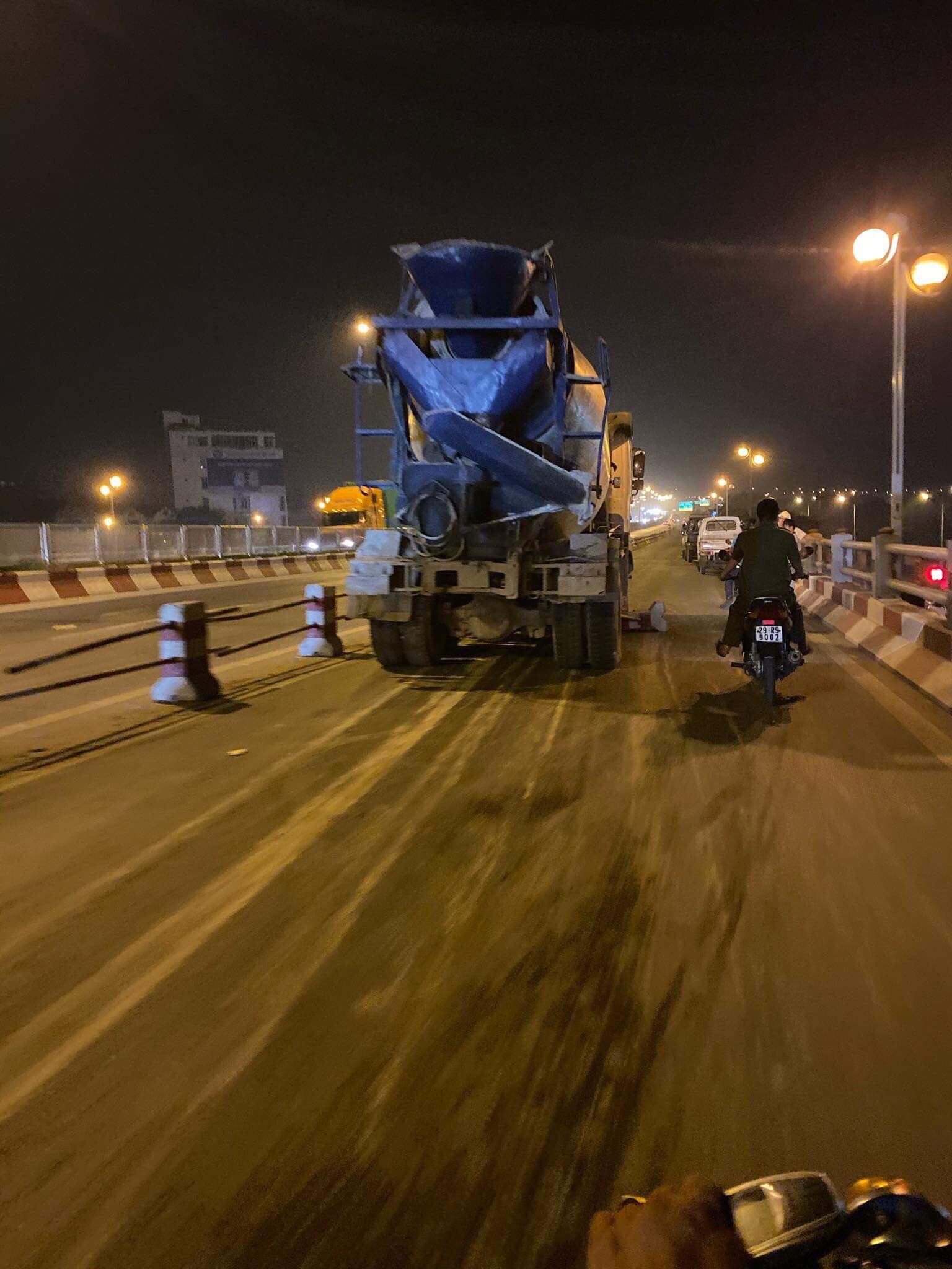Xe bồn mất lái san phẳng 20 m dải phân cách, tông nhiều xe máy - Ảnh 3.