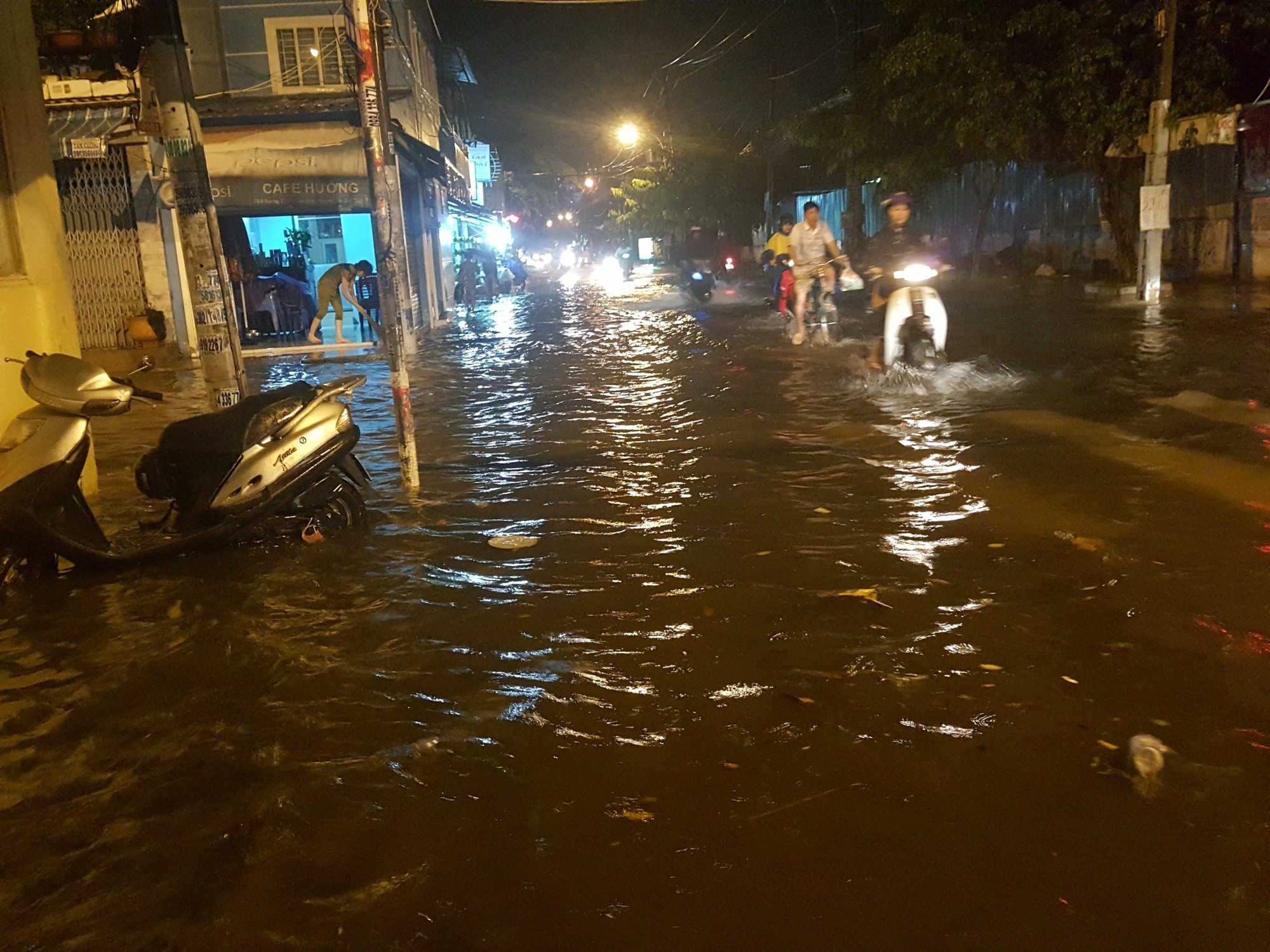 Chiều nay, triều cường sẽ tấn công trung tâm TP HCM - Ảnh 2.