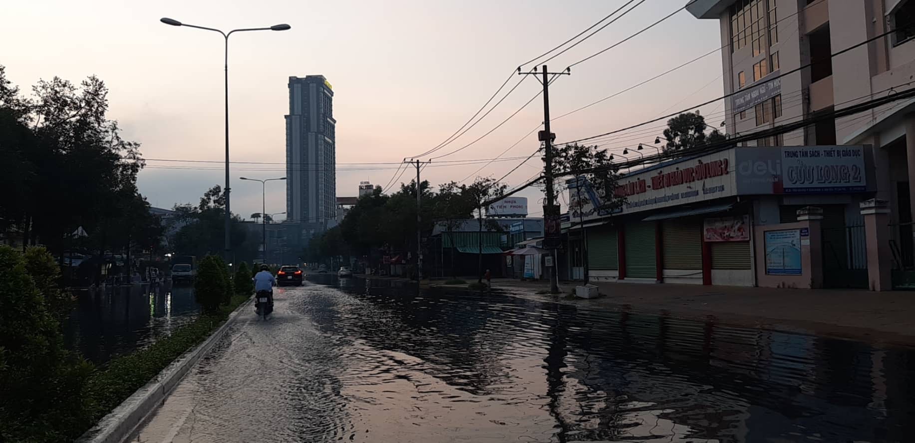 CLIP: Nhiều tuyến đường ở nội &ocirc; Cần Thơ bị triều cường &ldquo;nhấn ch&igrave;m&rdquo; s&aacute;ng cuối tuần - Ảnh 3.
