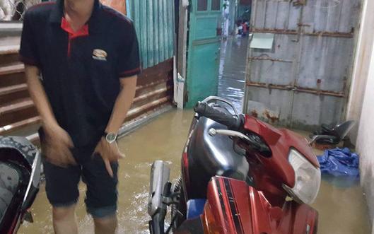 Triều cường đe dọa nhiều khu vực ở TP HCM - Ảnh 1.