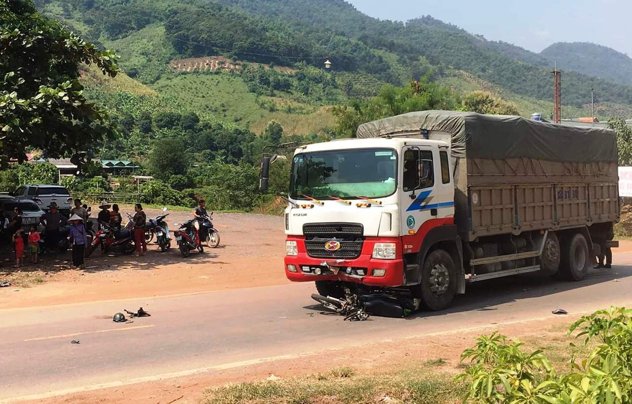 Tông vào xe tải biển số Lào, cô gái 19 tuổi đi xe máy tử vong