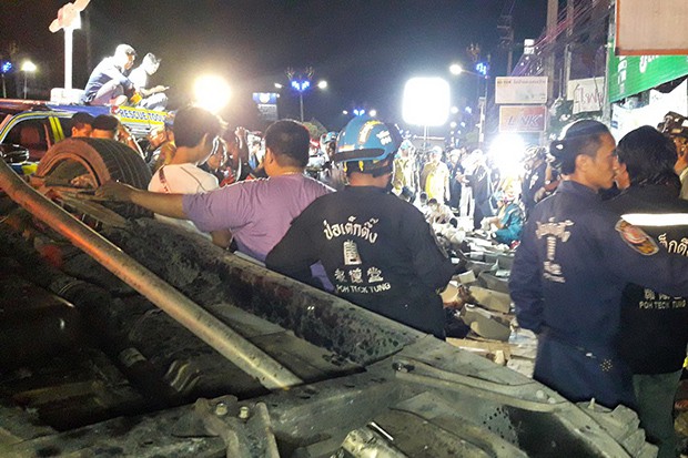 Xe bán tải đâm vào cột điện, 13 sinh viên thiệt mạng