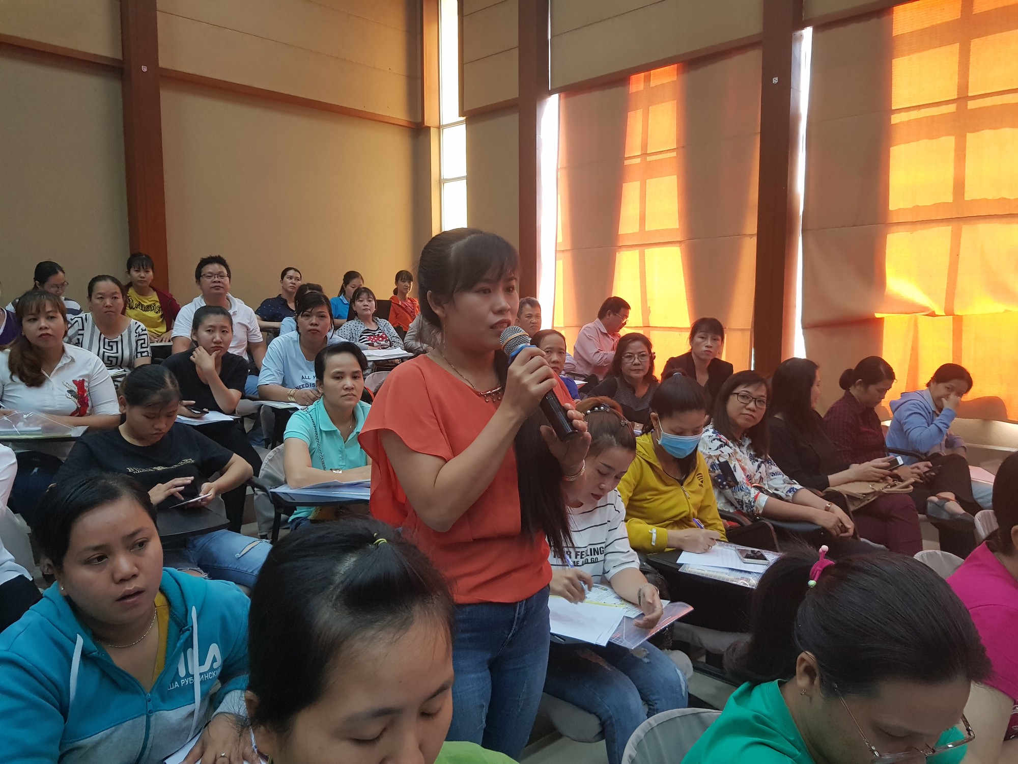 Nữ c&ocirc;ng nh&acirc;n lo lắng về nạn bạo h&agrave;nh, lạm dụng trẻ em - Ảnh 2.
