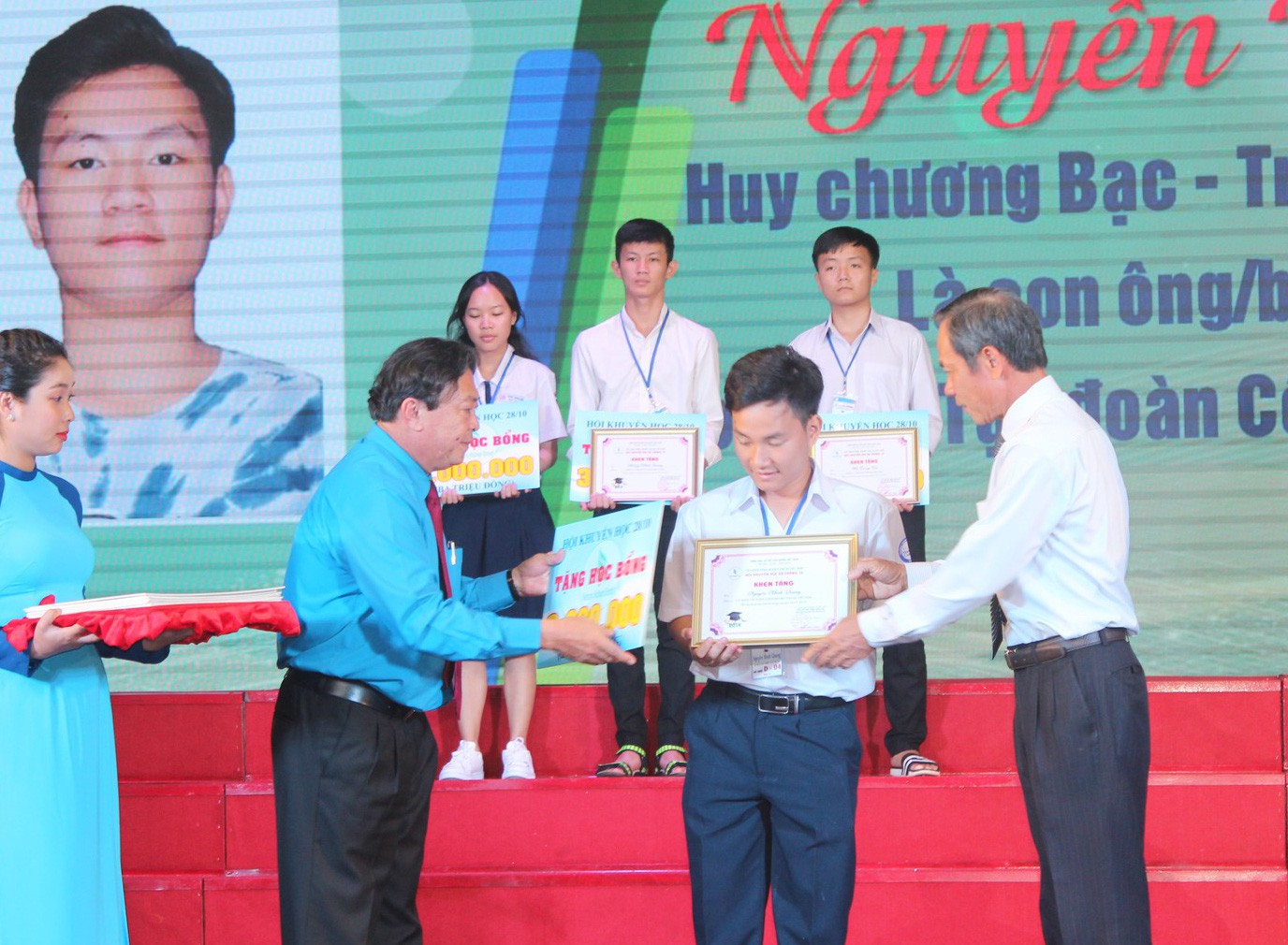 Đóng góp hơn 22 tỉ đồng chăm lo cho con em trong ngành cao su