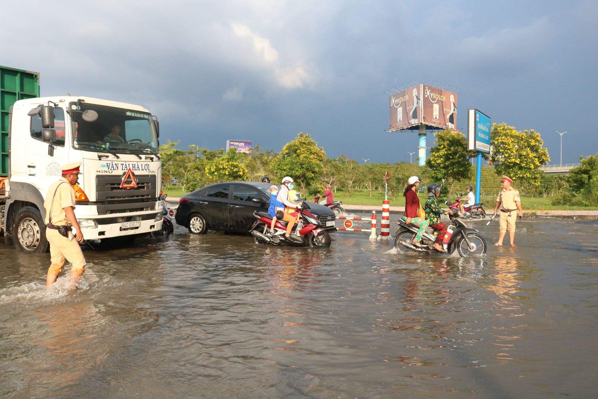 Nội ô Cần Thơ ngập sâu, dân lấy xuồng bơi xuống phố - Ảnh 11.