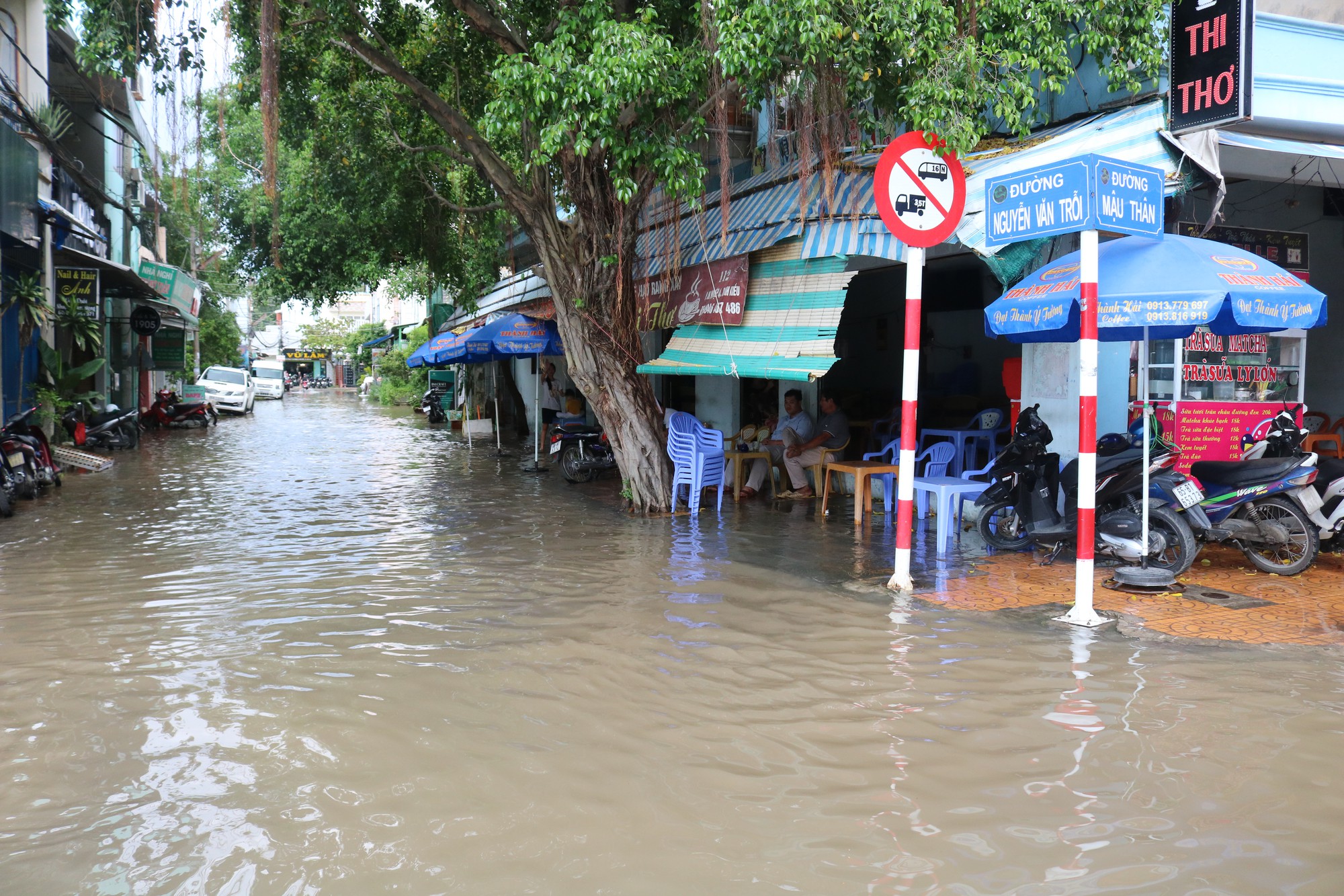 Nội ô Cần Thơ ngập sâu, dân lấy xuồng bơi xuống phố - Ảnh 7.