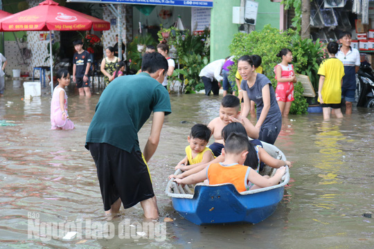 Nội ô Cần Thơ ngập sâu, dân lấy xuồng... bơi trên phố