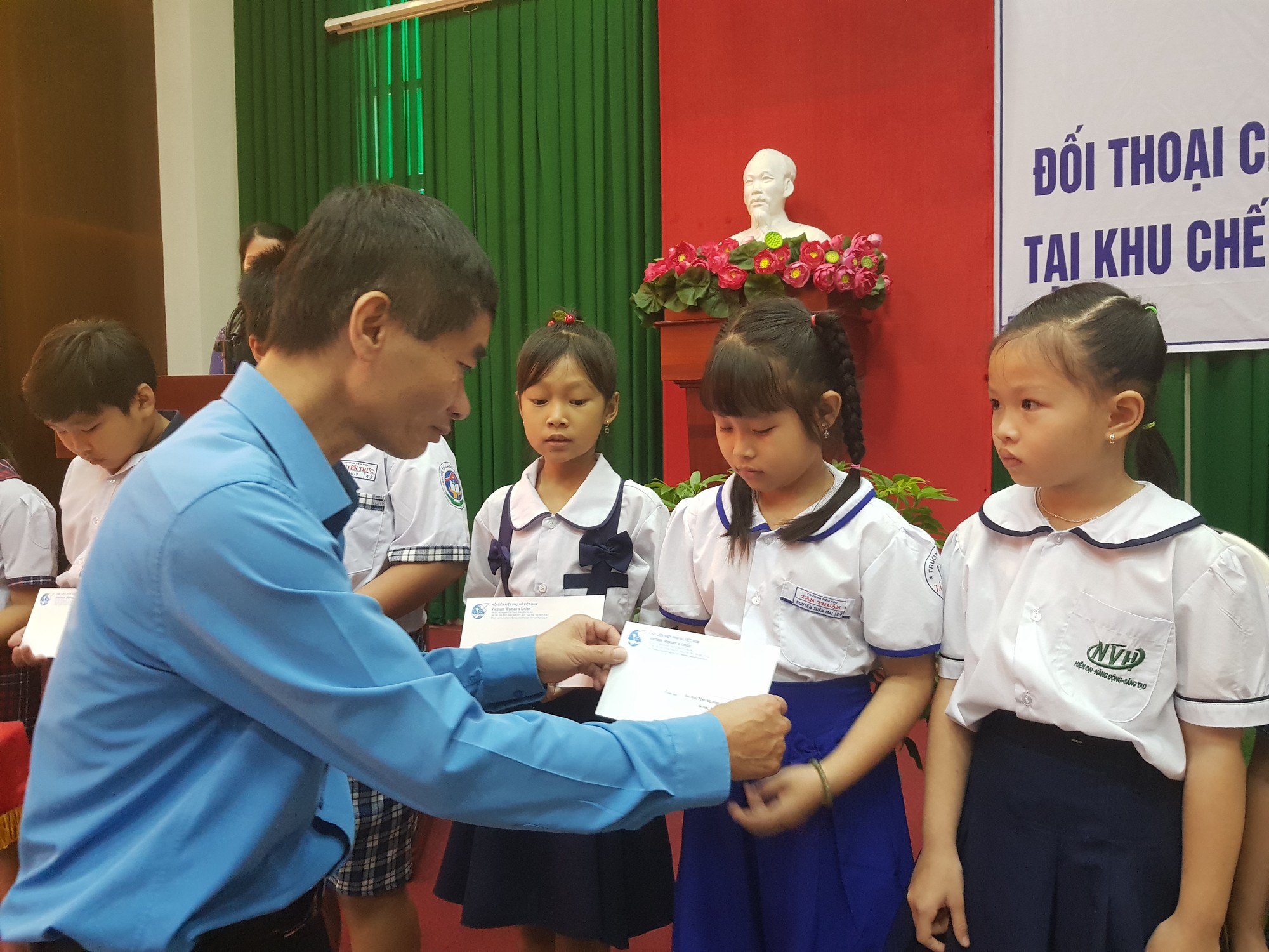 Nữ c&ocirc;ng nh&acirc;n lo lắng về nạn bạo h&agrave;nh, lạm dụng trẻ em - Ảnh 4.