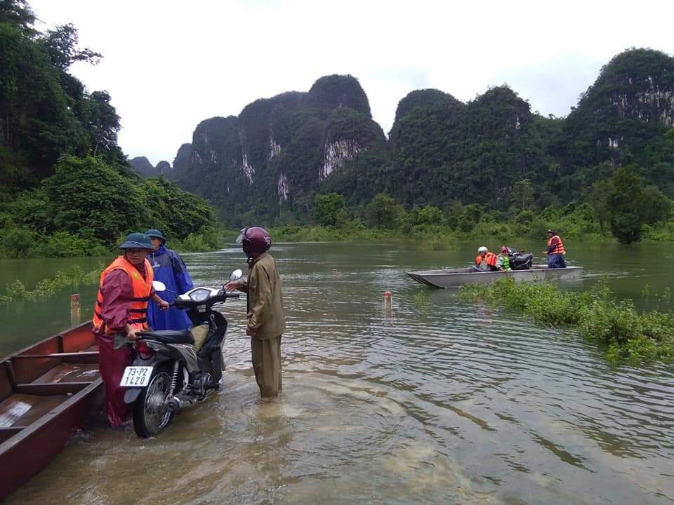 Điều ca nô đưa 2 sản phụ đi sinh kịp thời trong lũ dữ ở Quảng Bình