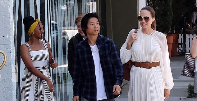 Angelina Jolie duyên dáng bên Pax Thiên, Zahara, Shiloh
