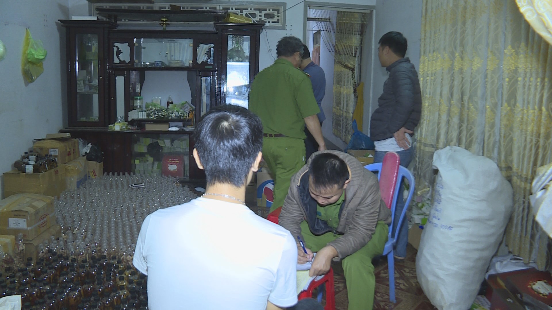 Tự pha chế "lụi" dược thảo, mỹ phẩm rồi dán tem chống hàng giả để bán