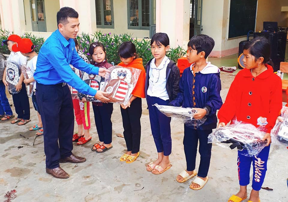 Tiếp sức học sinh khó khăn đến trường