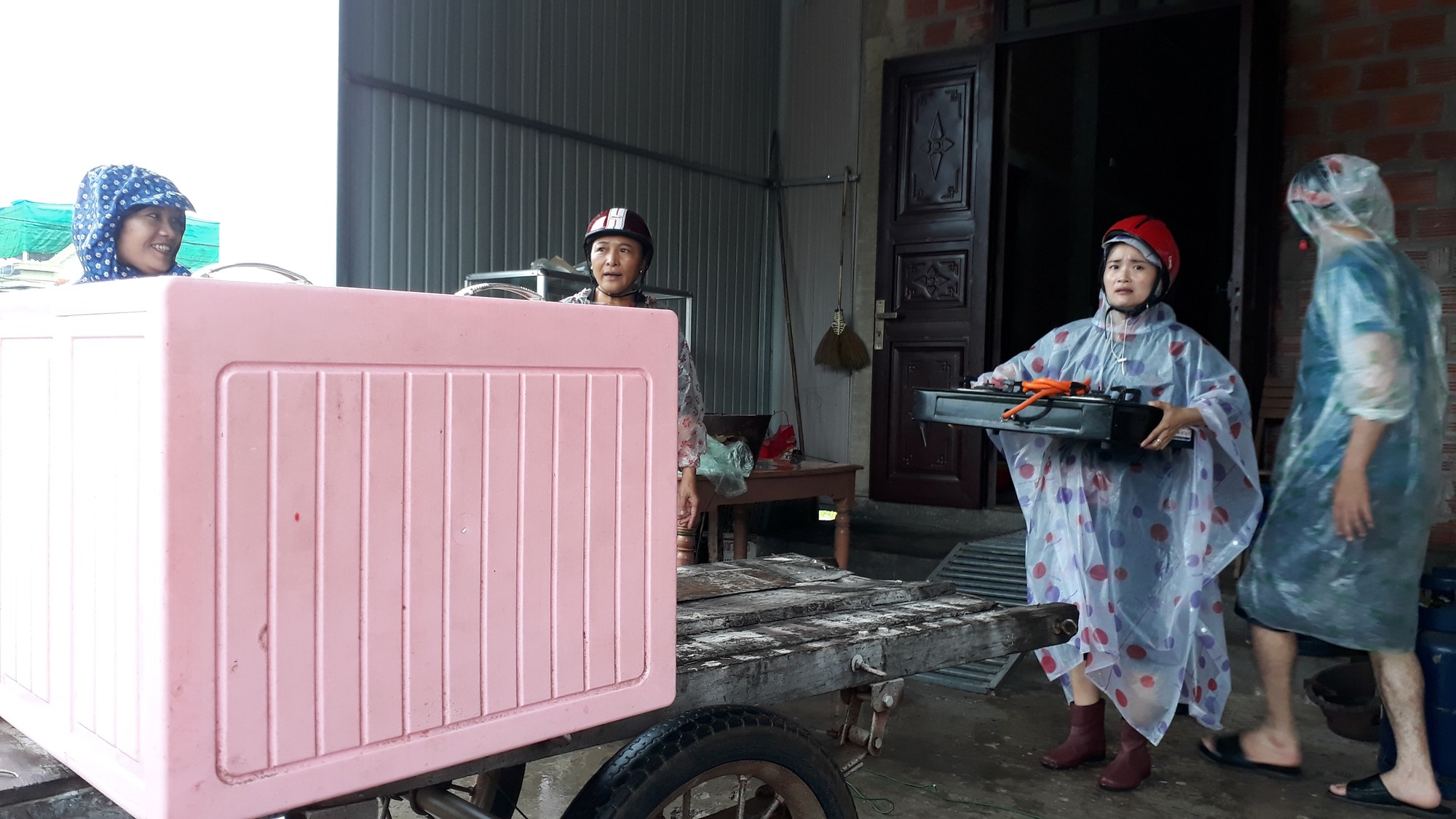 Chùm ảnh: Nước sông Sê Pôn dâng cao, người dân Quảng Trị hối hả sơ tán