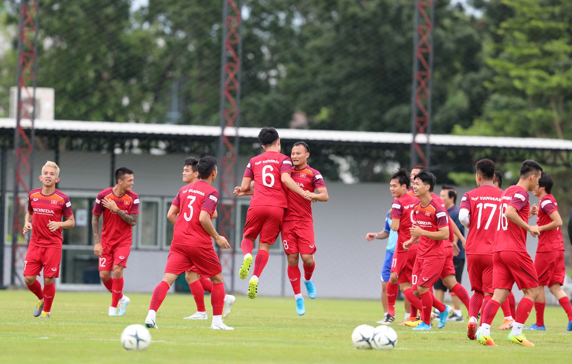 Rèn hàng thủ khóa chặt "Messi Thái"