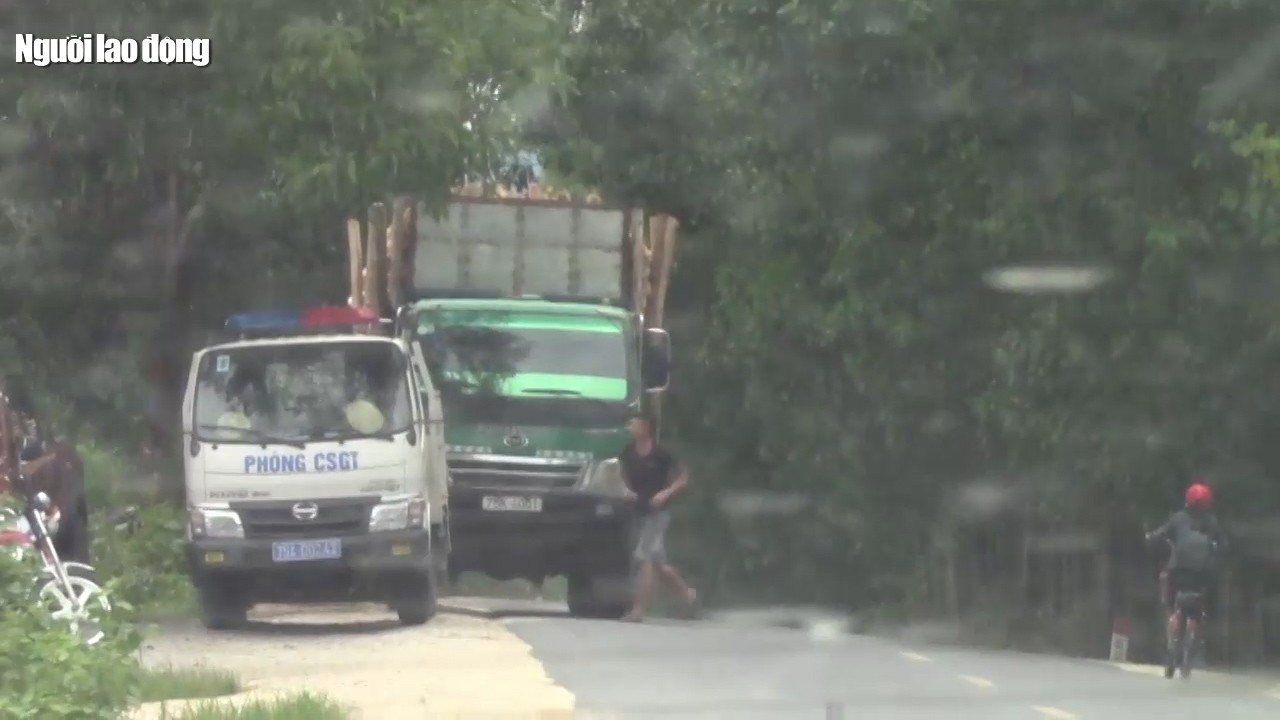 VIDEO: Tài xế xe chở quá tải cầm giấy tờ vào nhà dân "trình diện"?