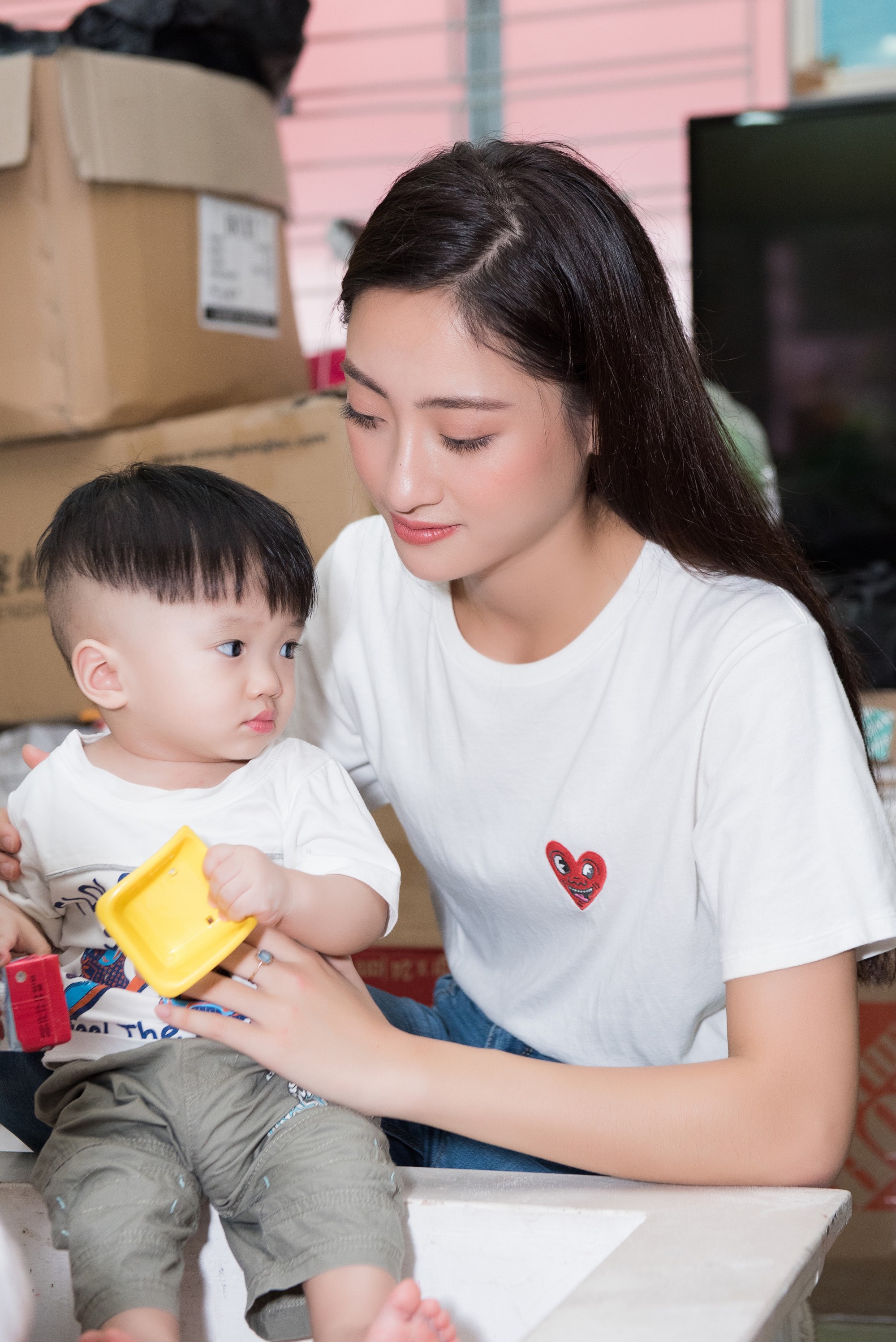 Bất ngờ với nhan sắc hoa hậu Lương Th&ugrave;y Linh ở đời thường - Ảnh 1.