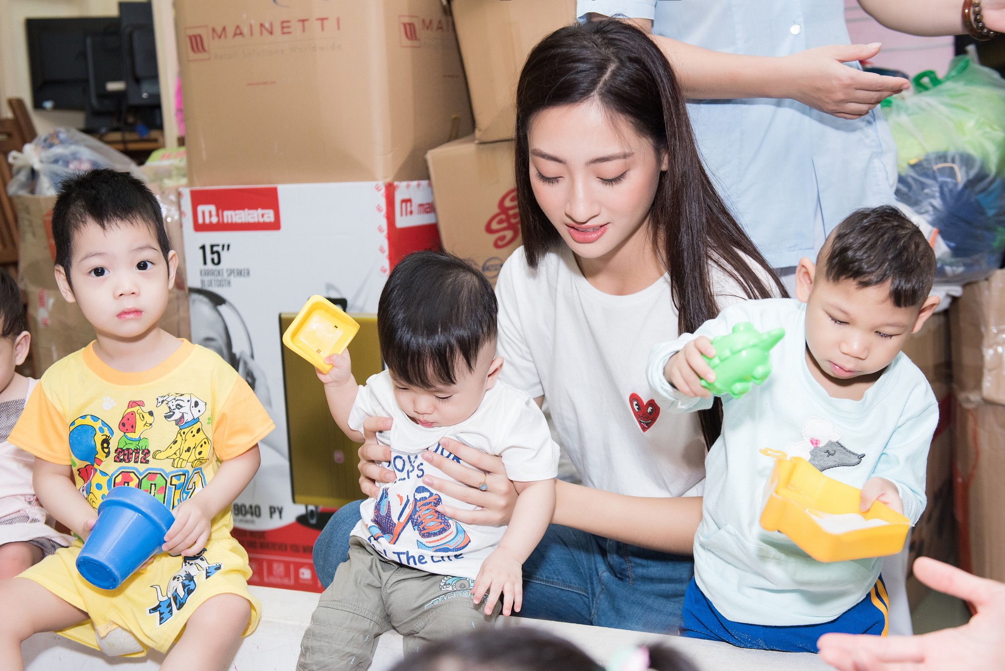 Bất ngờ với nhan sắc hoa hậu Lương Thùy Linh ở đời thường
