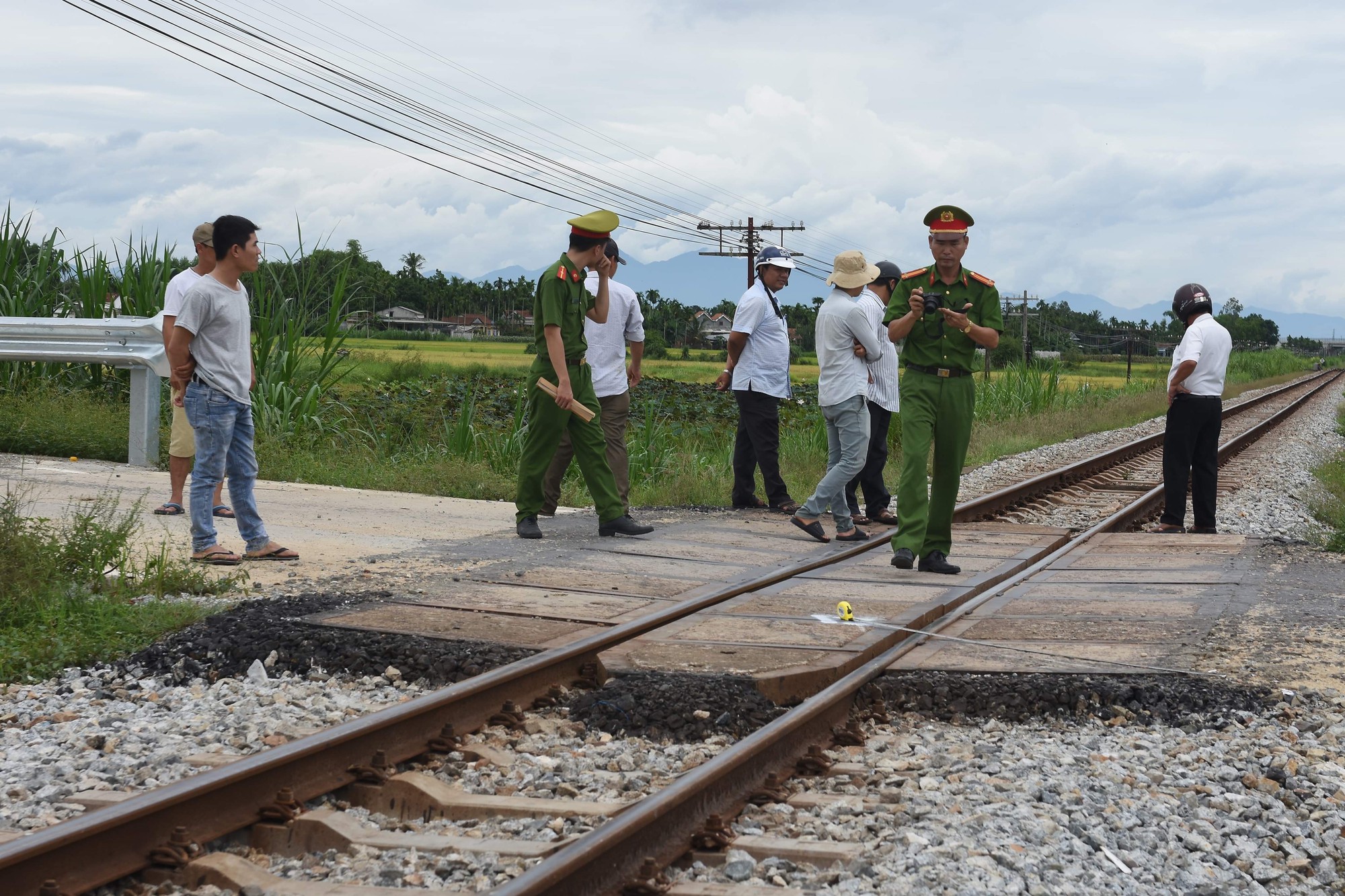 Tàu hỏa tông ô tô, 1 người nguy kịch - Ảnh 2.