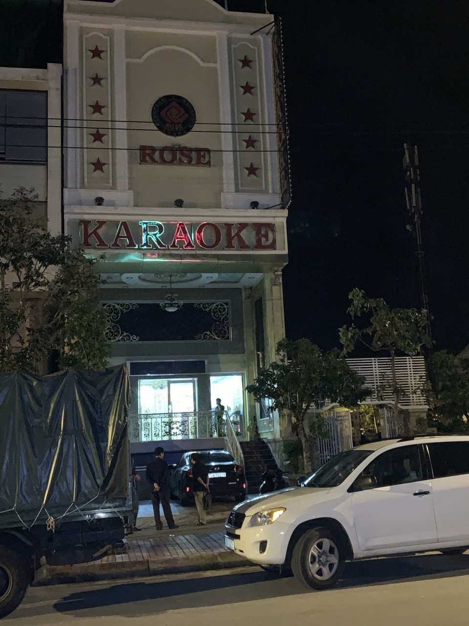 Trinh sát ập vào Karaoke Rose, phát hiện 15 nam nữ "phê" ma túy