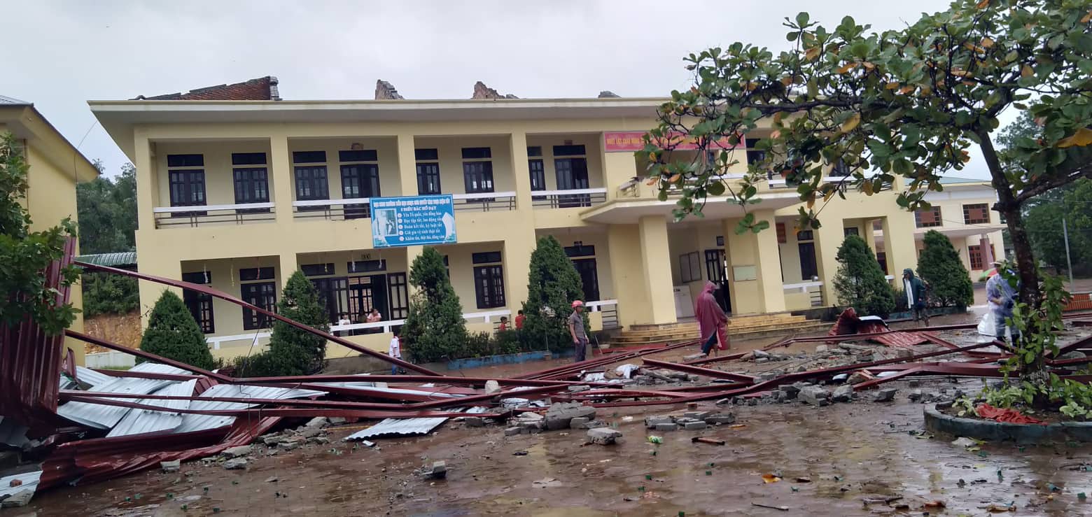 Trường học tan hoang v&igrave; lốc xo&aacute;y, hơn 2.600 học sinh phải nghỉ học do mưa lũ - Ảnh 1.