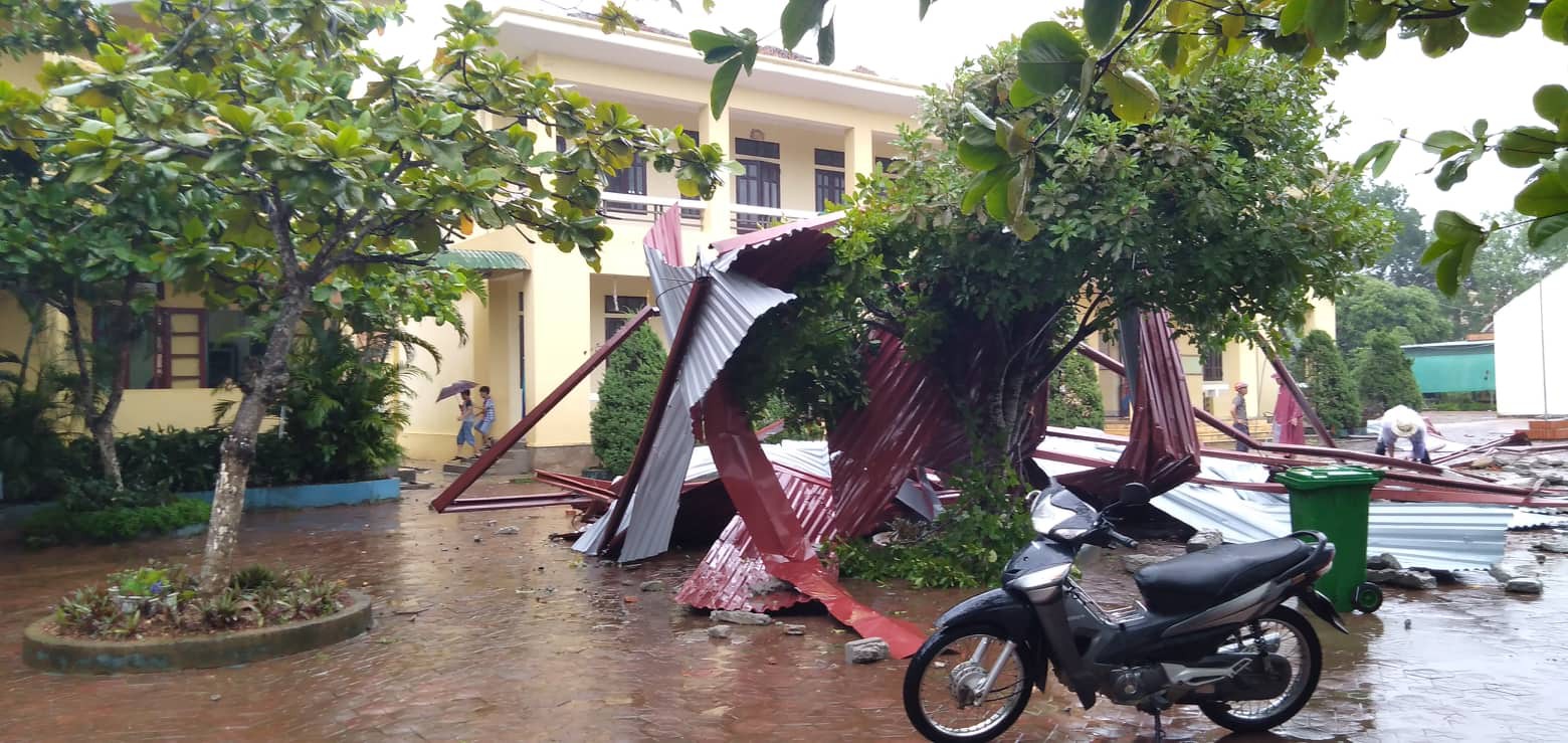 Trường học tan hoang vì lốc xoáy, hơn 2.600 học sinh phải nghỉ học do mưa lũ