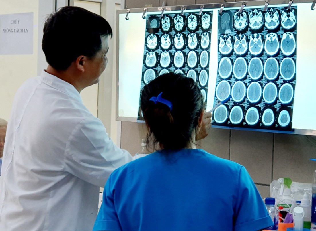 H&iacute;t ma tu&yacute; đ&aacute;, thanh ni&ecirc;n 27 tuổi bị xuất huyết v&agrave; ph&ugrave; n&atilde;o nặng - Ảnh 1.