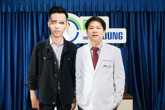Nam sinh vi&ecirc;n nạo dừa vỡ &ograve;a hạnh ph&uacute;c sau cắt h&agrave;m - Ảnh 2.