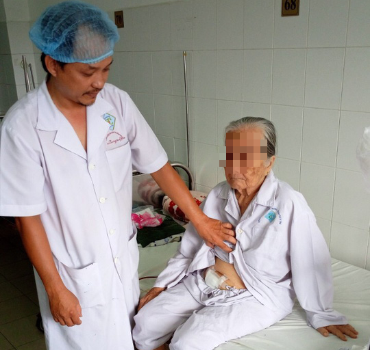 Phẫu thuật lấy h&agrave;ng chục vi&ecirc;n sỏi to h&agrave;nh hạ cụ b&agrave; suốt 10 năm - Ảnh 2.