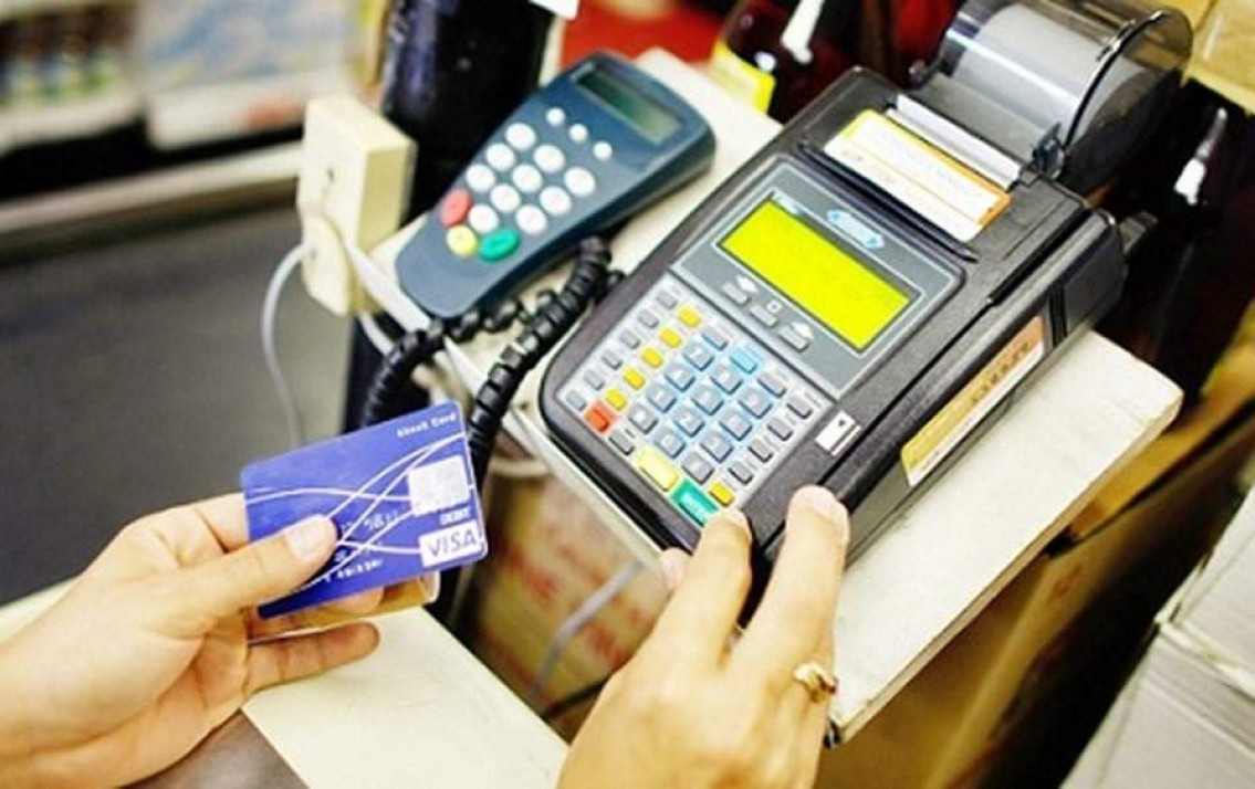Nhân viên nhà hàng dùng thẻ tín dụng của khách để mua hàng online