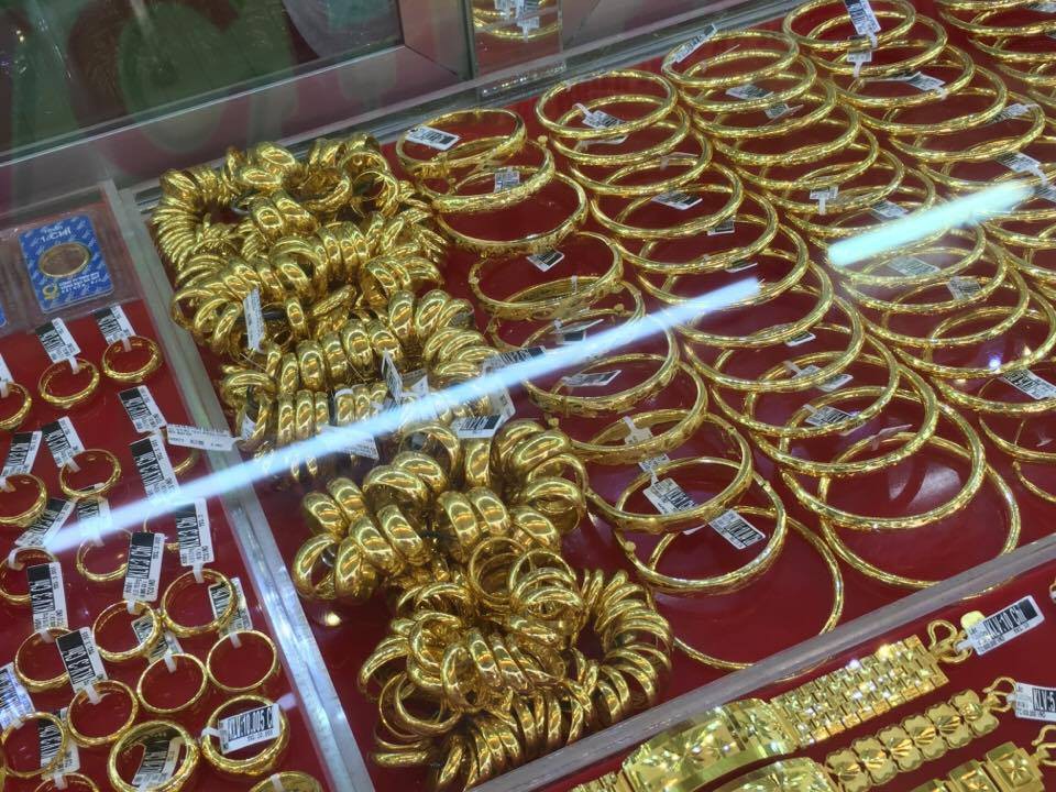 Nhà đầu tư bán tháo, giá vàng thế giới rơi tự do