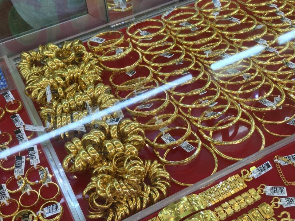 Nhà đầu tư bán tháo, giá vàng thế giới rơi tự do - Ảnh 1.