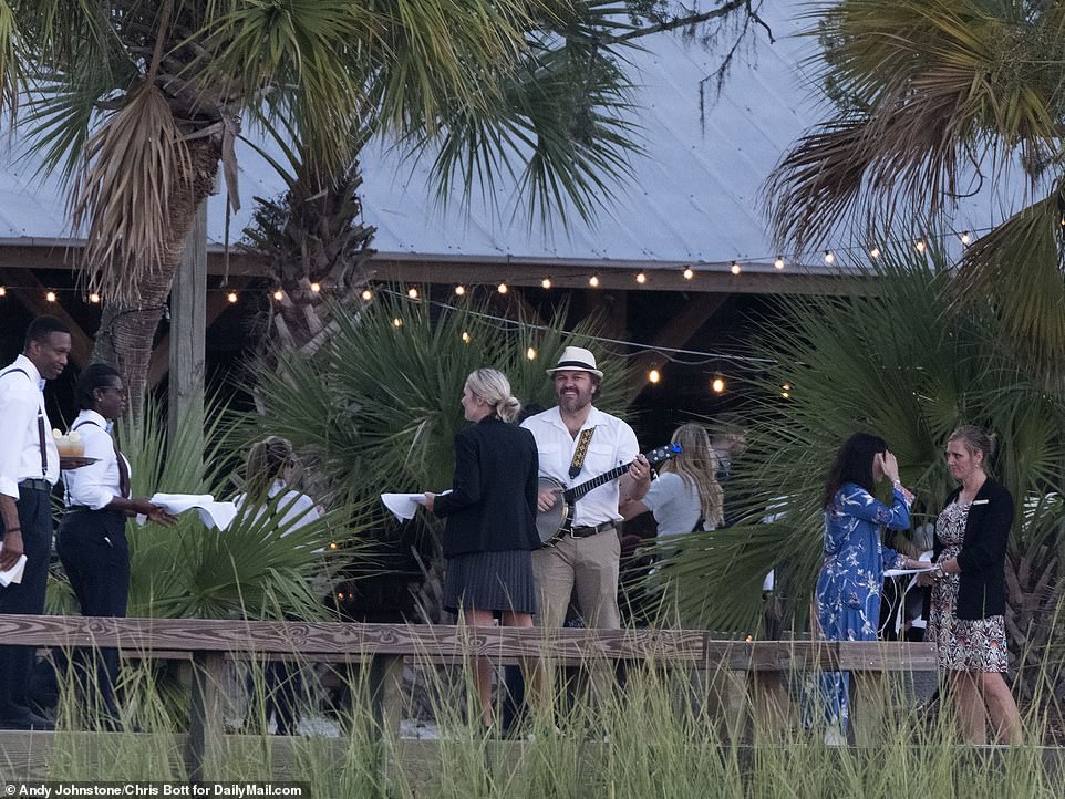 Justin Bieber và Hailey Baldwin đẹp đôi trước giờ cưới - Ảnh 12.