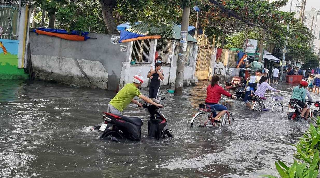 Người dân quận 8 vẫn đang vật vã trong biển nước!