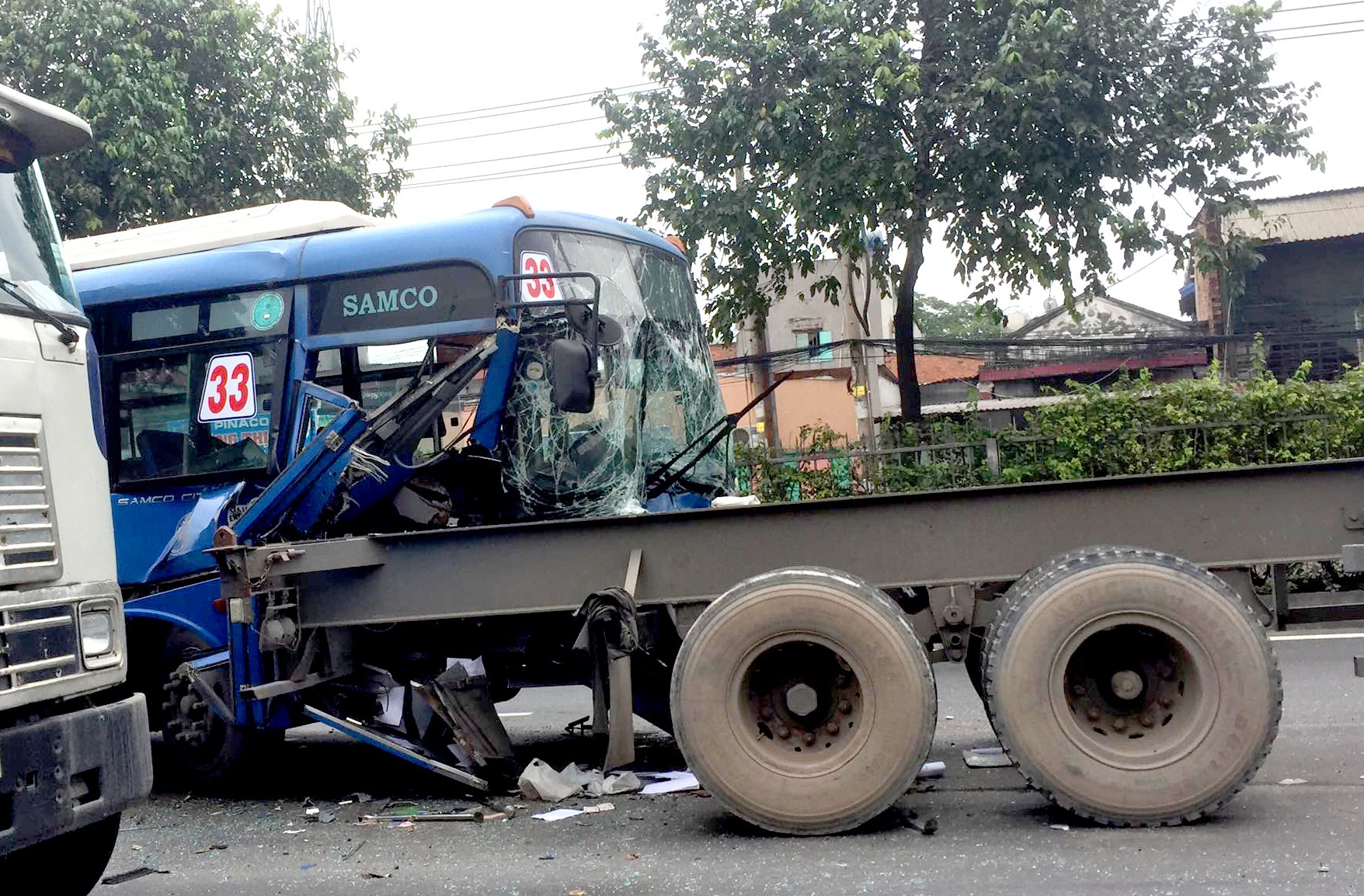 Xe bu&yacute;t chạy 39-53 km/giờ trong vụ t&ocirc;ng xe đầu k&eacute;o, 2 người bị thương - Ảnh 1.