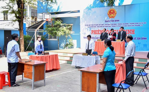 Tuy&ecirc;n truyền ph&aacute;p luật bằng phi&ecirc;n t&ograve;a giả định - Ảnh 1.