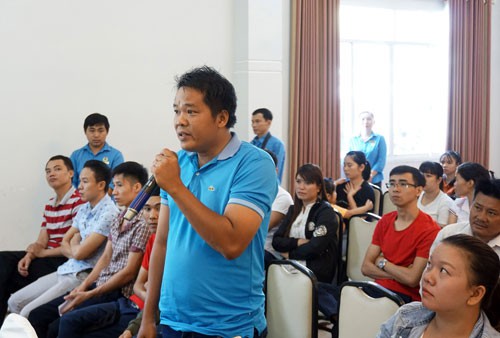 Lắng nghe ý kiến của công nhân
