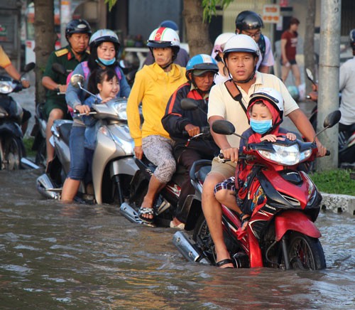 TP HCM và Cần Thơ: Chật vật với nước ngập - Ảnh 2.