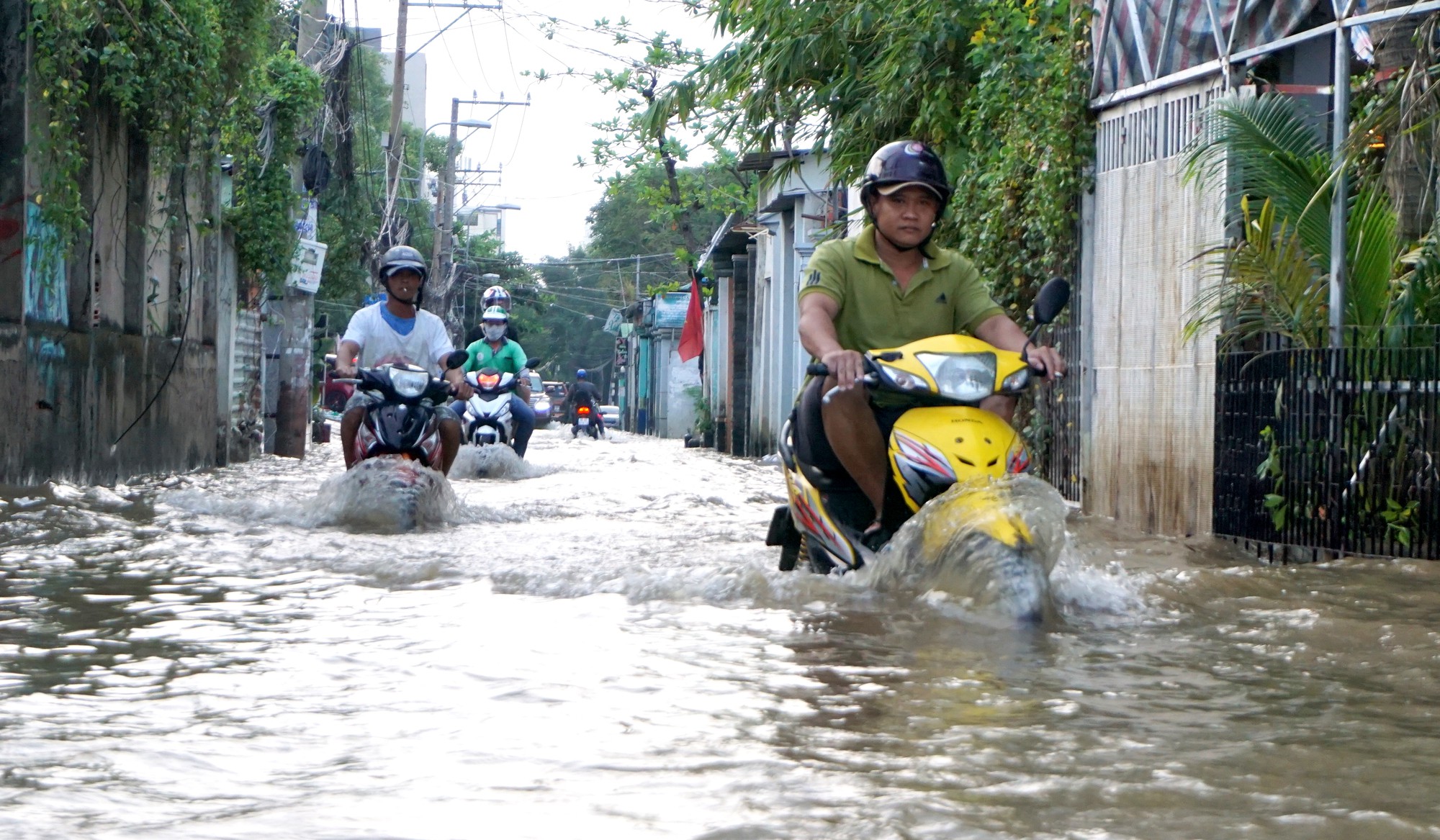 TP HCM: Ng&agrave;n người vật v&atilde; bơi giữa phố để về nh&agrave; - Ảnh 2.