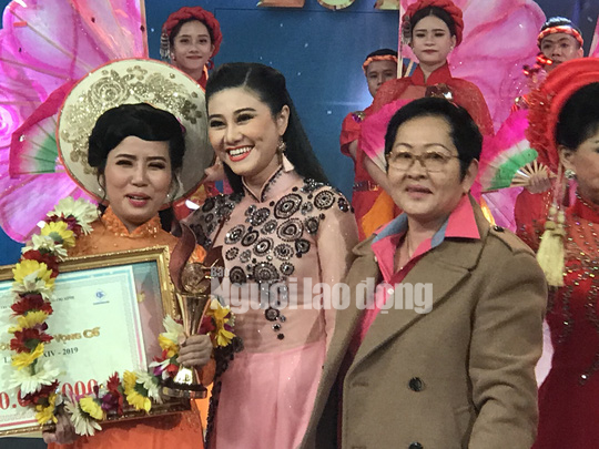 Qu&aacute;ch Thị Diễm Ngọc đoạt giải Chu&ocirc;ng v&agrave;ng vọng cổ 2019 - Ảnh 1.