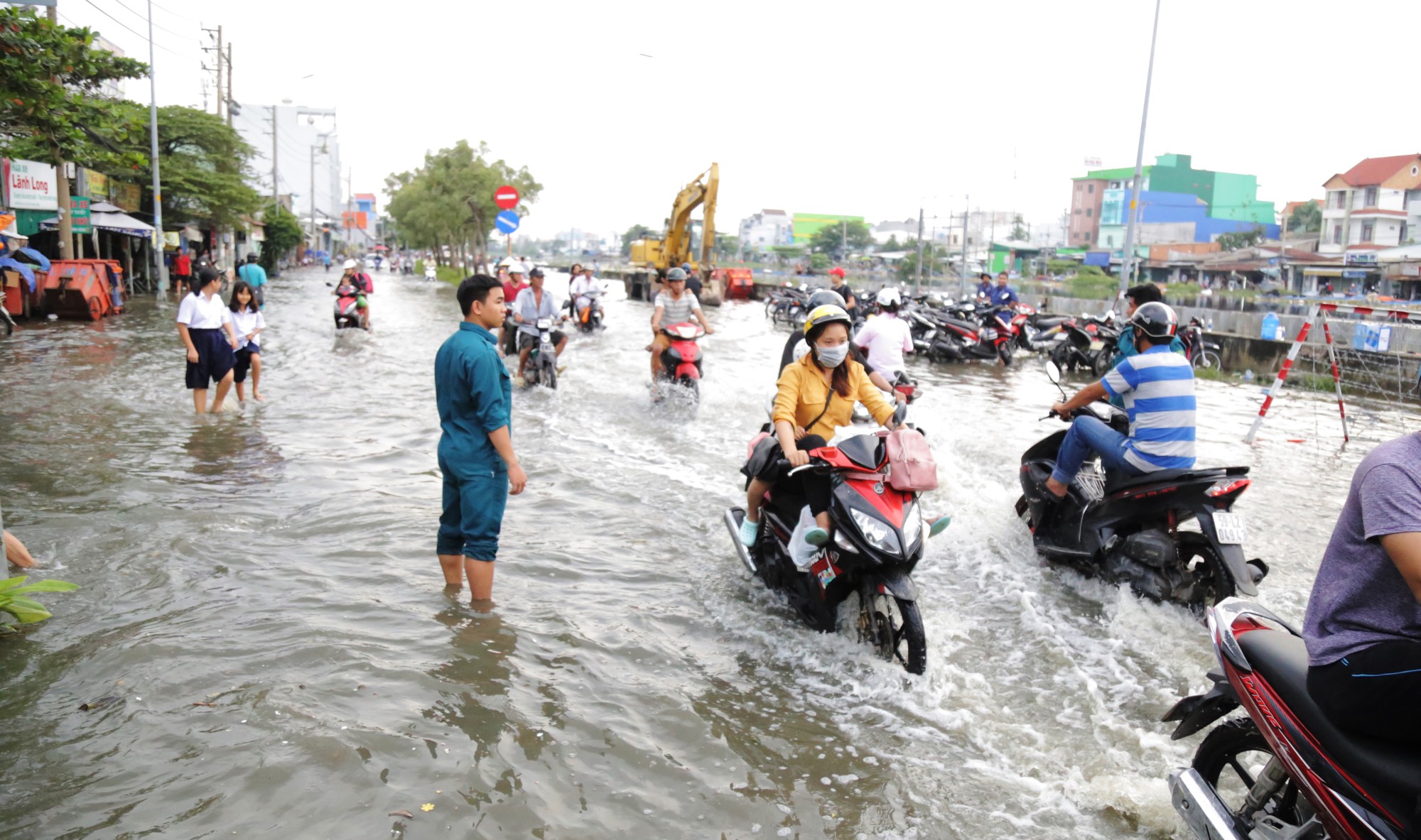 TP HCM: Ng&agrave;n người vật v&atilde; bơi giữa phố để về nh&agrave; - Ảnh 8.