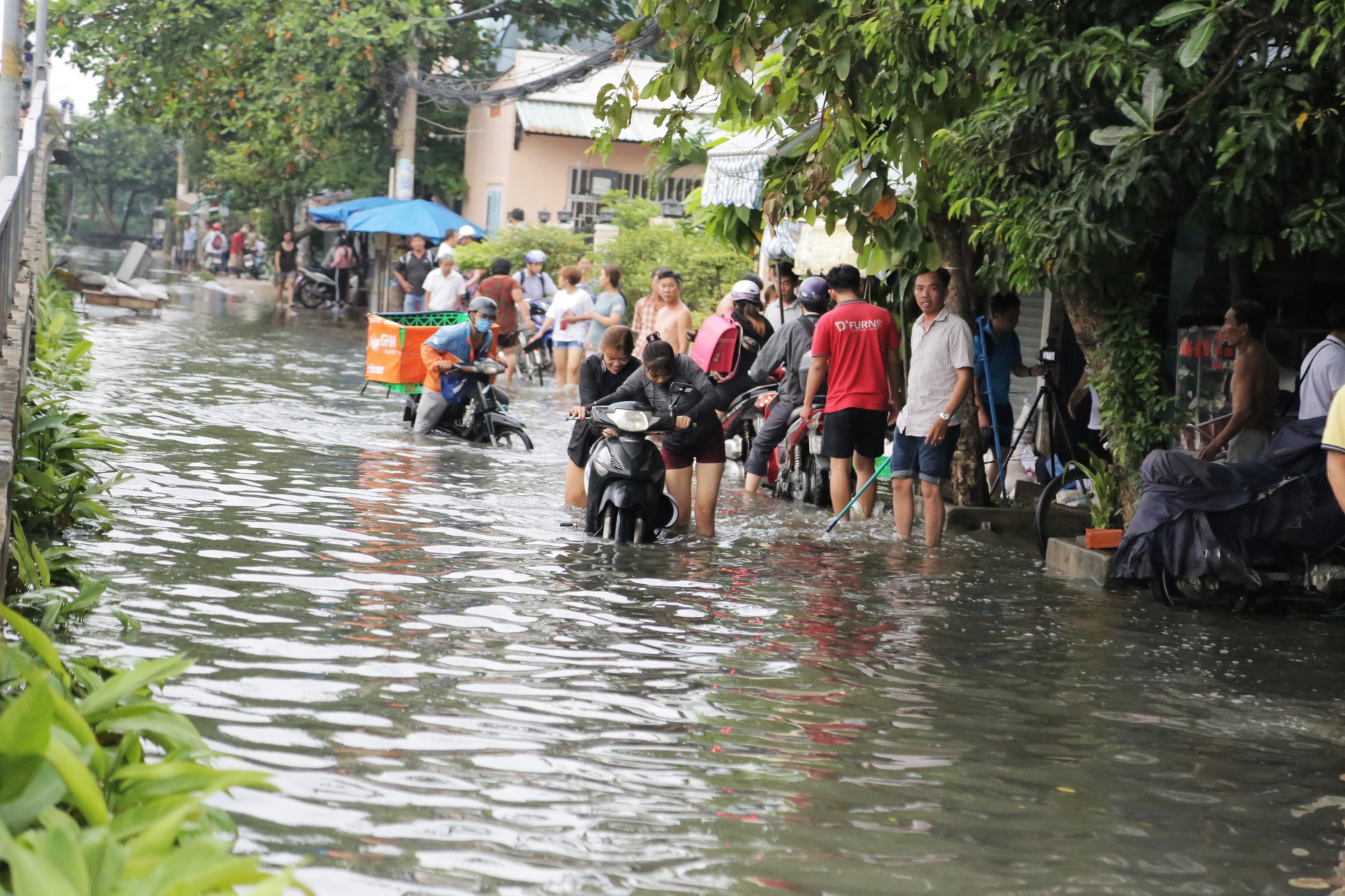 TP HCM: Ng&agrave;n người vật v&atilde; bơi giữa phố để về nh&agrave; - Ảnh 9.