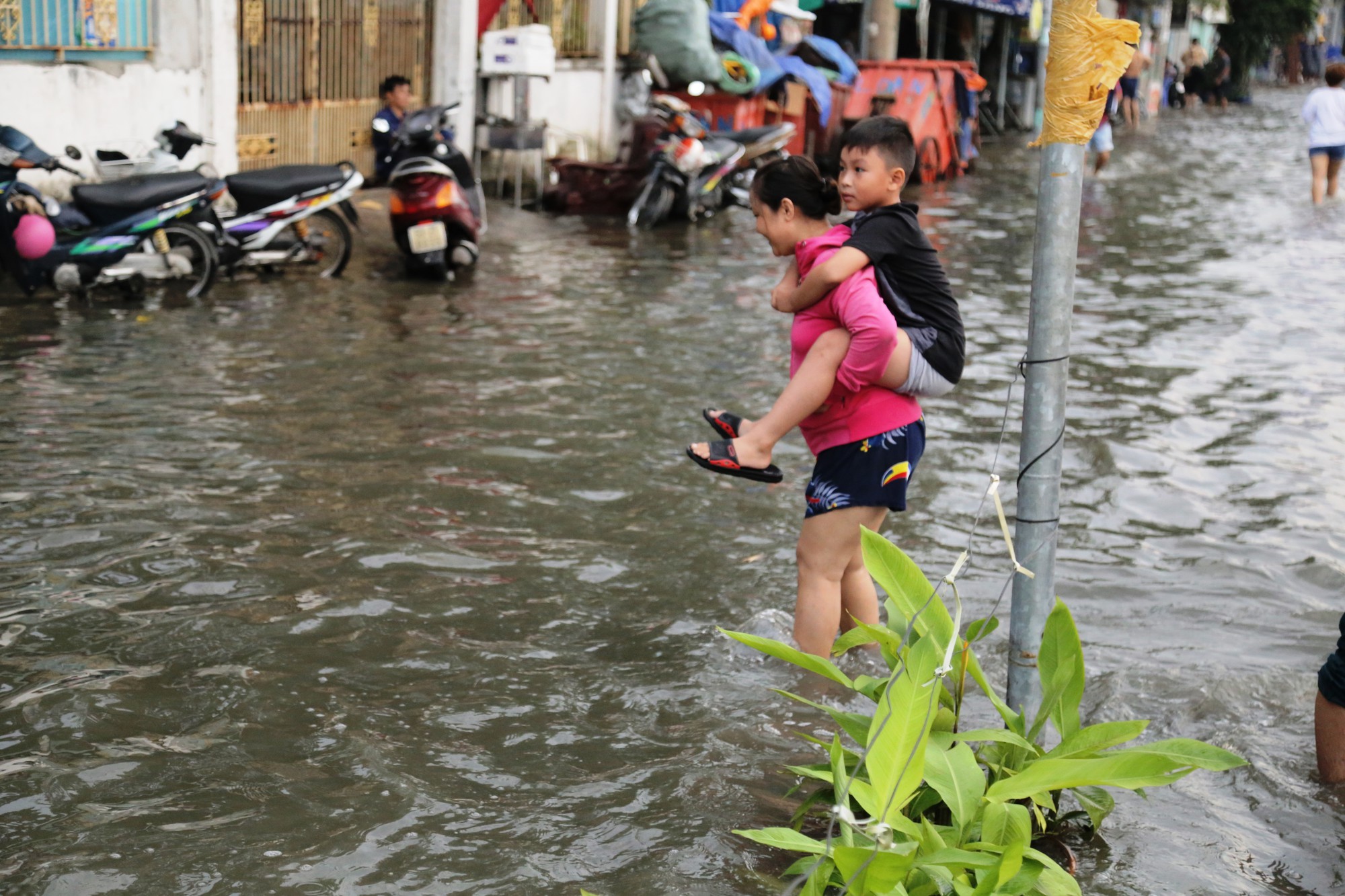 TP HCM: Ng&agrave;n người vật v&atilde; bơi giữa phố để về nh&agrave; - Ảnh 11.