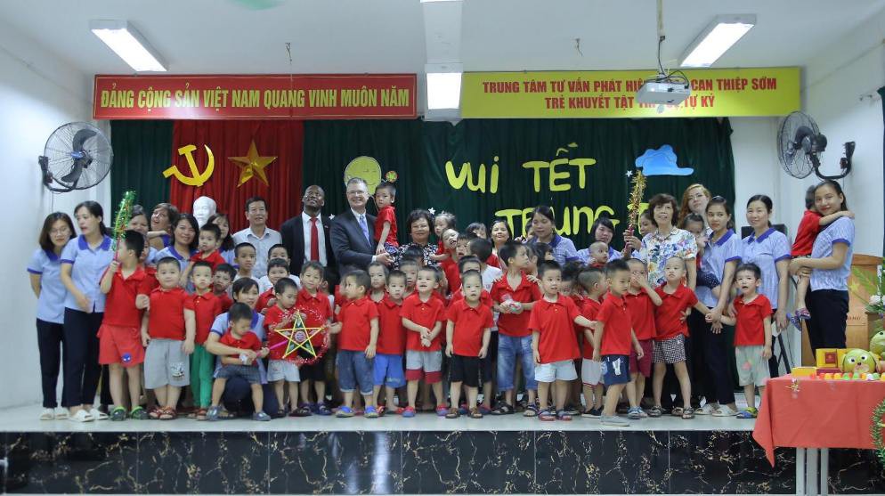Đại sứ Mỹ múa lân, nặn bánh trung thu cùng trẻ em khuyết tật - Ảnh 16.