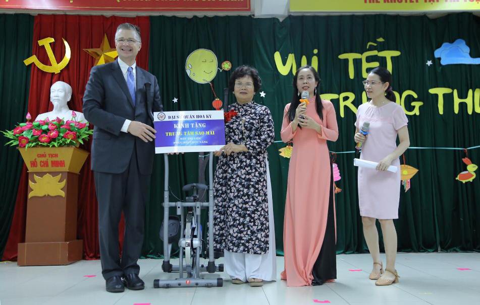Đại sứ Mỹ múa lân, nặn bánh trung thu cùng trẻ em khuyết tật - Ảnh 12.