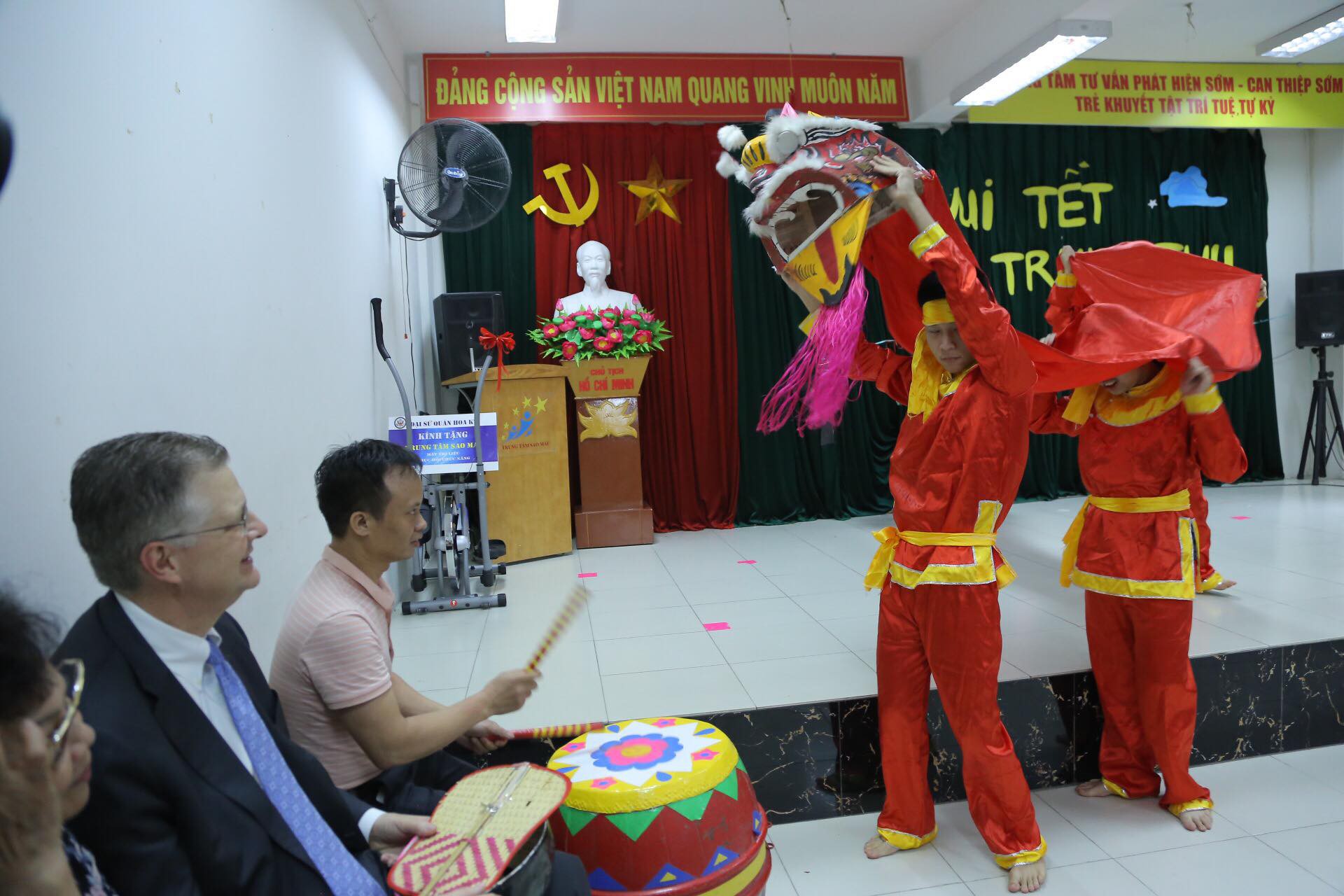 Đại sứ Mỹ múa lân, nặn bánh trung thu cùng trẻ em khuyết tật - Ảnh 8.