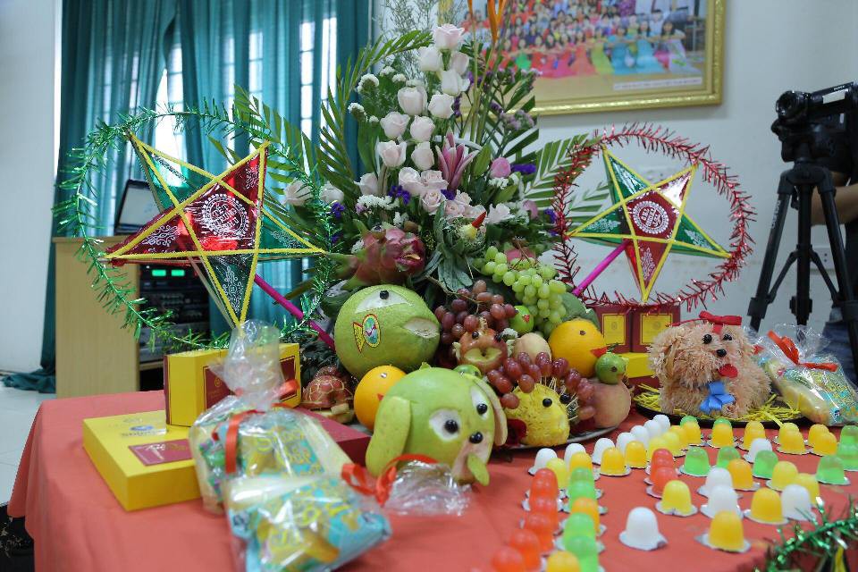 Đại sứ Mỹ múa lân, nặn bánh trung thu cùng trẻ em khuyết tật - Ảnh 4.
