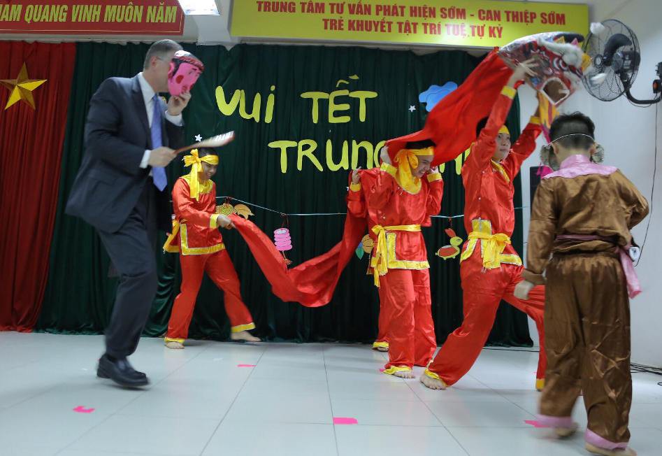 Đại sứ Mỹ múa lân, nặn bánh trung thu cùng trẻ em khuyết tật